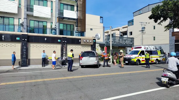 過路民眾目擊車禍現場。民眾提供