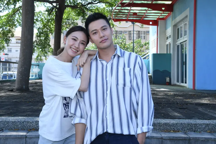 林玟誼（左）和張睿家曾在《阿叔》演兄妹，這回關係變成戀人。華視提供