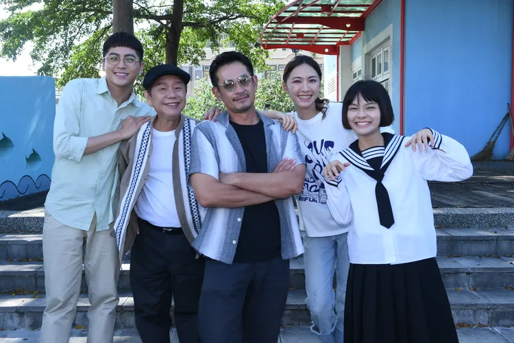 黃新皓（左起）、黃西田、柯叔元、林玟誼、柏妍樺開心合影。華視提供