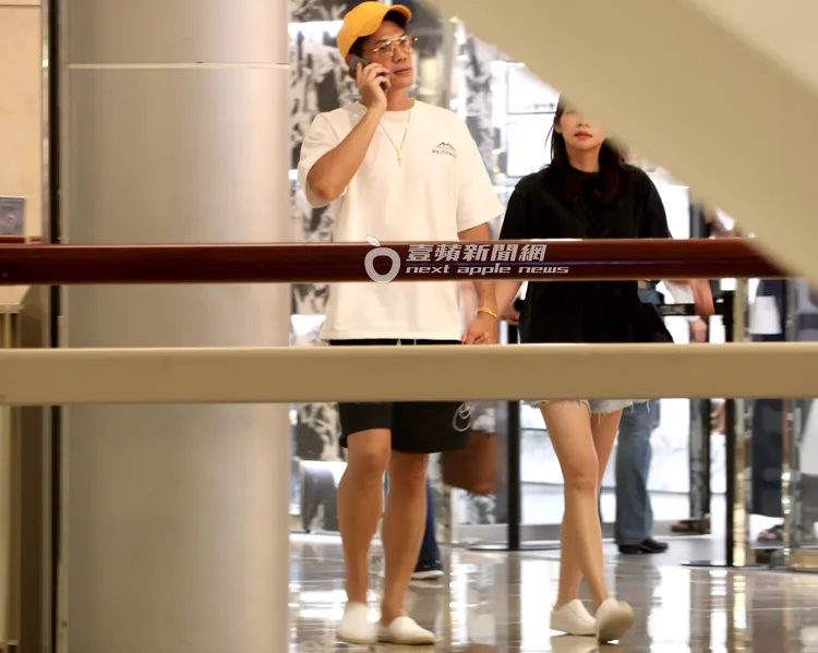 小倆口在台北101購物中心逛許久，從頭到尾都十指緊扣。特勤中心攝