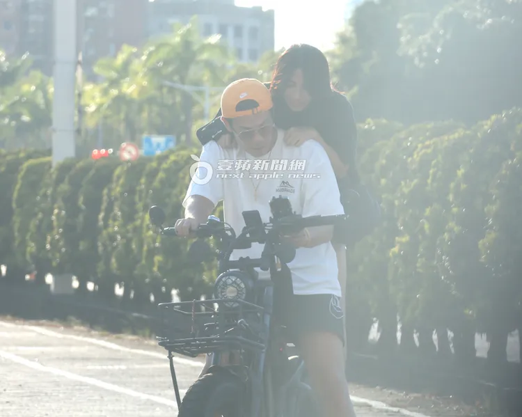 夫妻倆彷彿熱戀期的戀人共遊台北。特勤中心攝