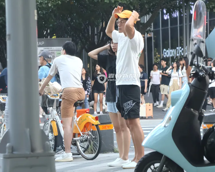 停好車後，夫妻倆默契十足地整理起帽子和頭髮。特勤中心攝