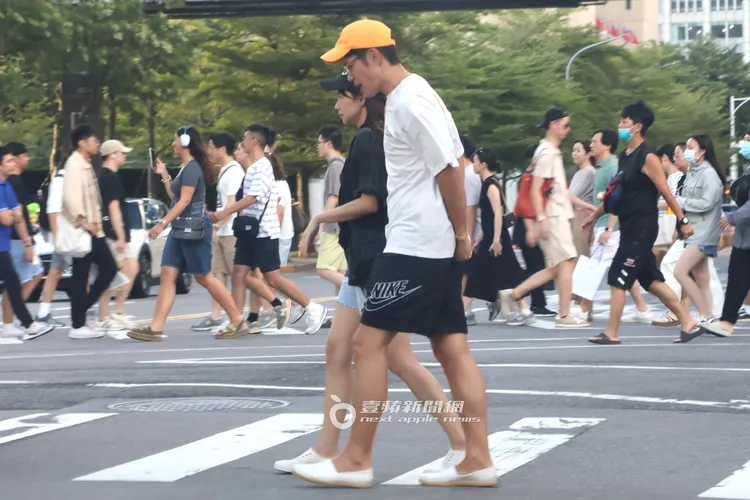 陳志強和曾智希停好車，穿梭信義商圈街頭，被路人紛紛認出。特勤中心攝