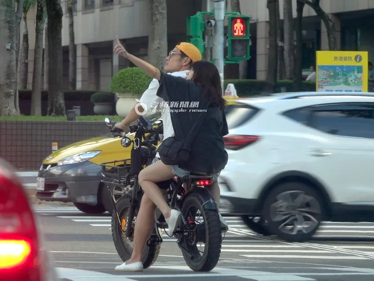 陳志強後座載著曾智希，她指著台北101大樓，畫面有些浪漫。特勤中心攝