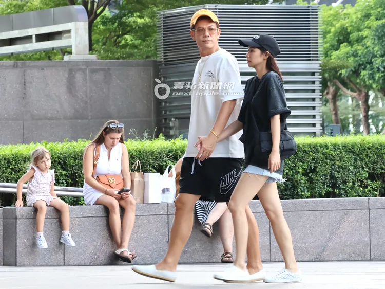 陳志強與曾智希走著走著，兩人的手就相當有默契地黏在一起。特勤中心攝