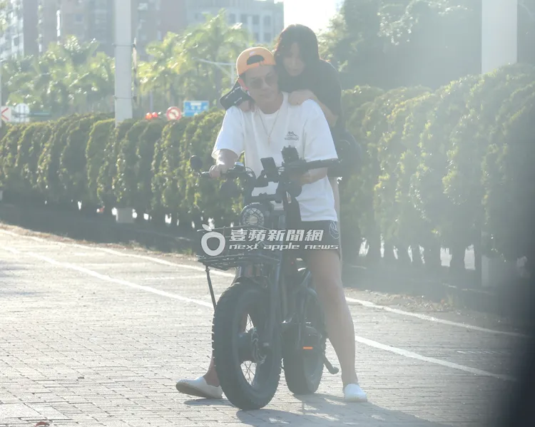 曾智希靠在陳志強背後，一起看著手機自拍。特勤中心攝