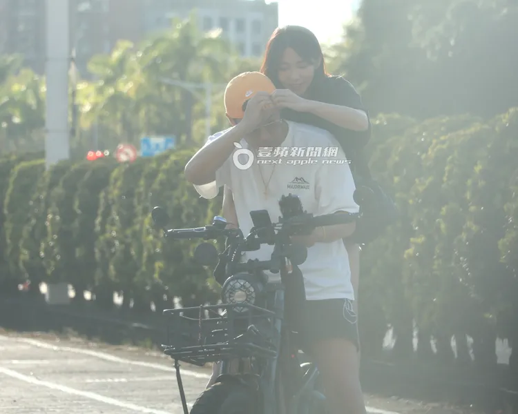 兩人齊心合成愛心，比當天太陽還閃耀。特勤中心攝