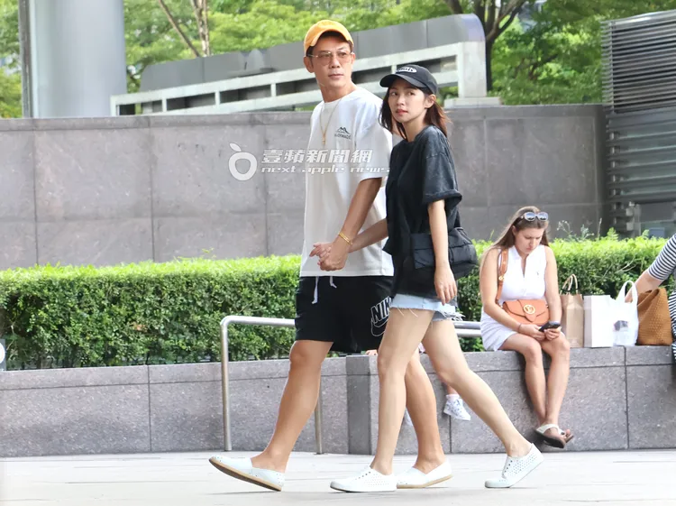 陳志強、曾智希夫妻倆開啟觀光客模式東看看西看看。特勤中心攝