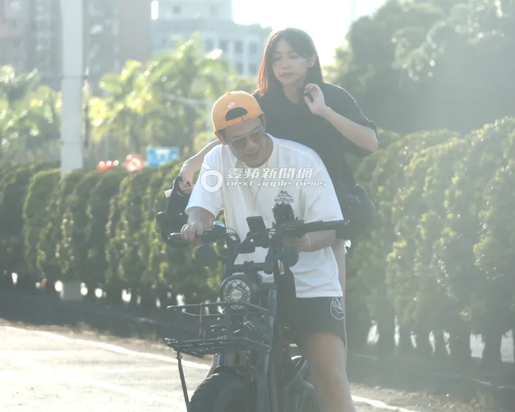 曾智希整理好頭髮準備與陳志強自拍。特勤中心攝