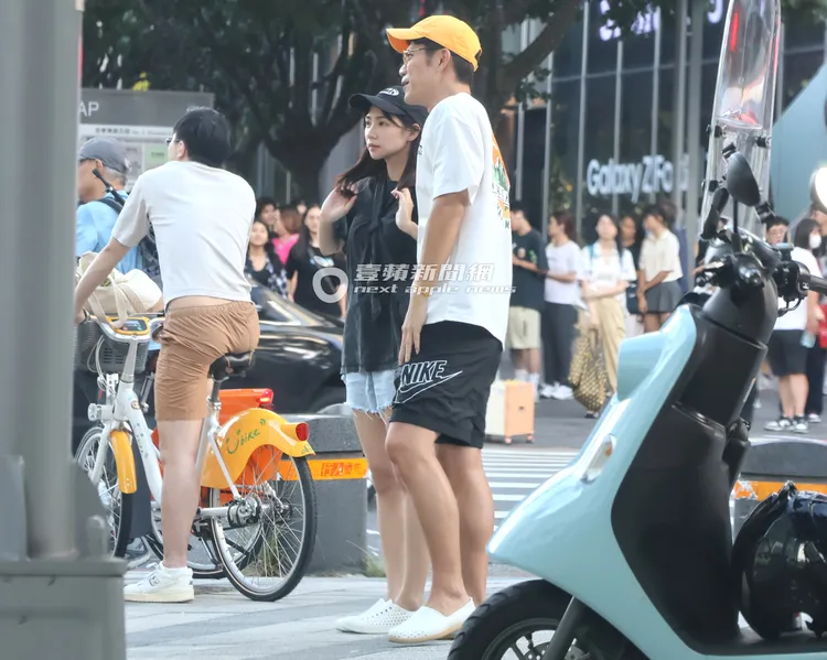 曾智希、陳志強準備過馬路，走向台北101逛街。特勤中心攝