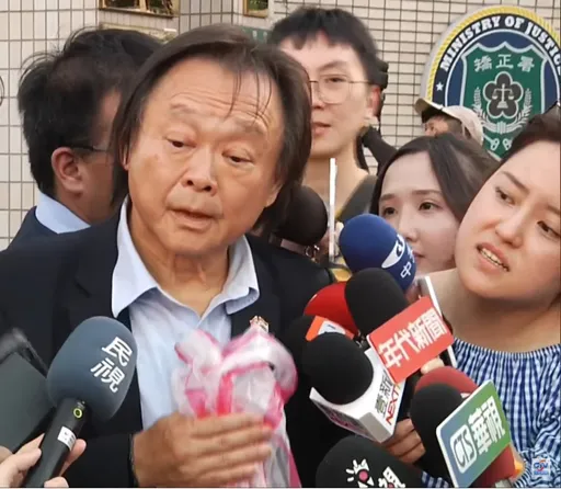 王世堅不只送柯文哲「雞鴨便當」!還加碼「起酥蛋糕」、能量飲料