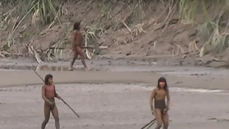 麥斯可皮洛族在領地周圍巡邏。翻攝自Youtube@Latina Noticias