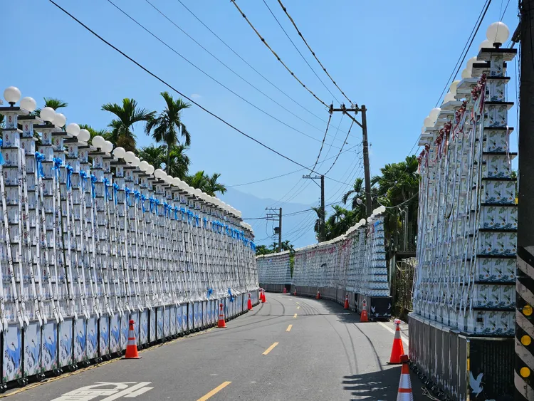 屏東角頭「鴨頭」陳昫豪告別式5日舉行，會場設於自宅，布置的米塔綿延200公尺，有「南州黑部立山稱號」。民眾提供