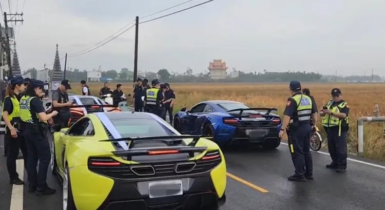 警方到「鴨頭」告別式現場盤查管制。警方提供