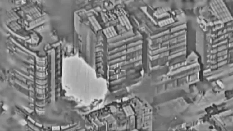 以色列對黎巴嫩一棟10層樓的公寓大樓發射了「3枚飛彈」，疑似為蘇勒爾當下所在地點。翻攝自X@w3bsag3