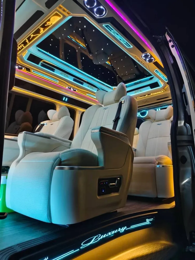 Andy經營泰國行程規劃，使用高級休旅車接送。讀者提供