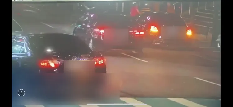 高男的黑色轎車撞上路邊號誌桿，巨大聲響嚇壞不少路人。翻攝畫面