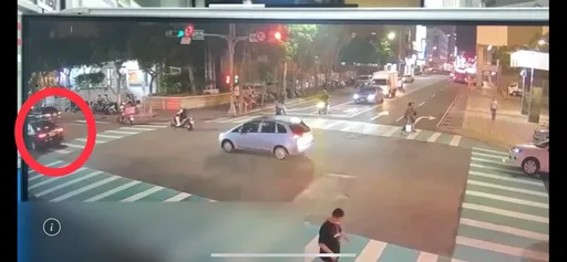 疲勞駕駛出事了!基隆男恍神猛撞號誌桿 無辜婦慘遭噴飛零件擊中