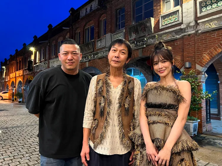 經典殭屍電影《暫時停止呼吸》重映，草爺、錢小豪、林岱縈與裝扮成殭屍的粉絲合影。紅心字會提供