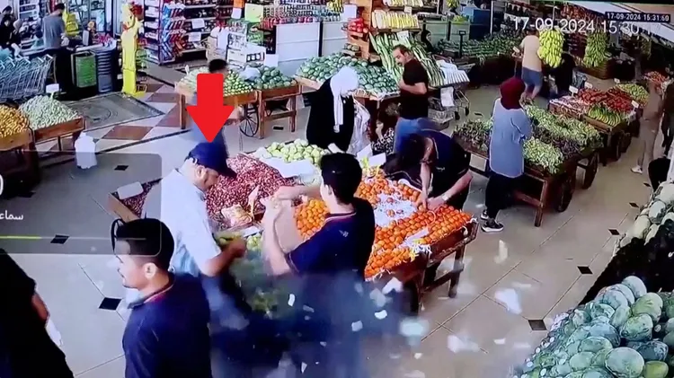 真主黨成員（紅色箭頭）放在腰側袋子的呼叫器爆炸。路透社