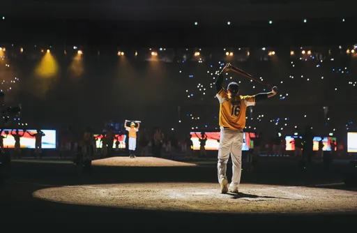 五月天用〈倔強〉送別周思齊影片曝光!大巨蛋4萬人一起哭