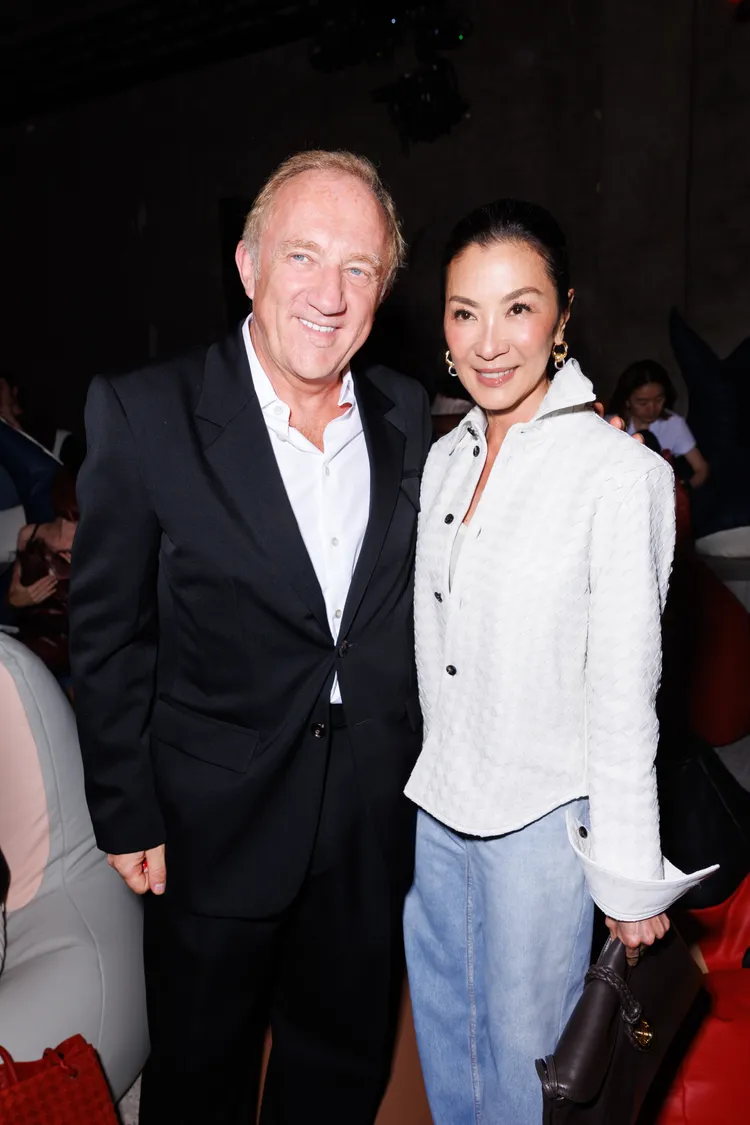楊紫瓊（右）與開雲集團CEO François-Henri Pinault（左）合影。品牌提供