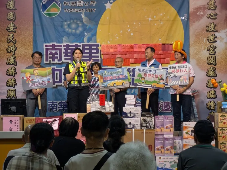桃警結合轄區各里辦公處做「交通安全月及防詐騙」等宣導。警方提供