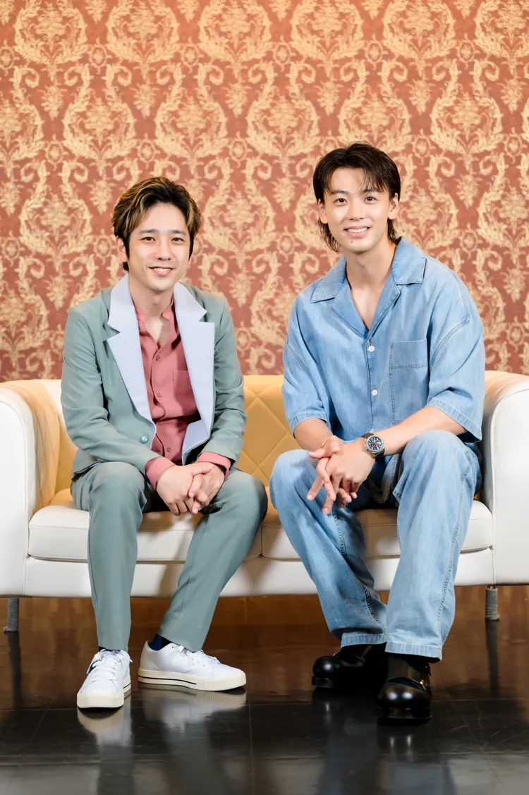 二宮和也（左）稱讚竹內涼真這6年來變得很性感。大鴻藝術BIG ART提供