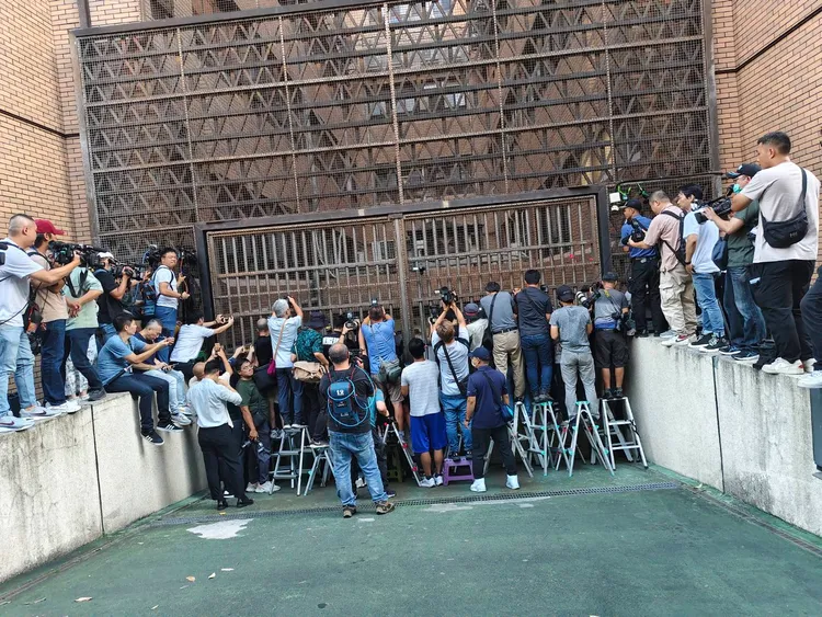 北院外囚車道已擠滿媒體，等候拍攝柯文哲上囚車畫面。張欽攝