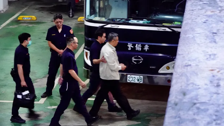 柯文哲上銬準備搭上囚車前往台北看守所。莊宗達攝