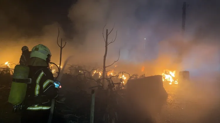 警消滅火。桃園市消防局提供