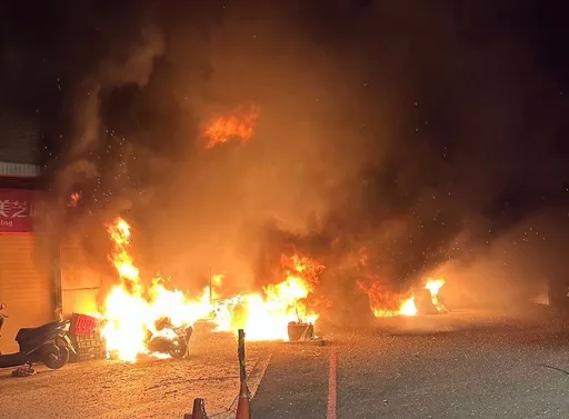 疑垃圾子母車起火!84輛機車陷火海 警消急疏散130住戶