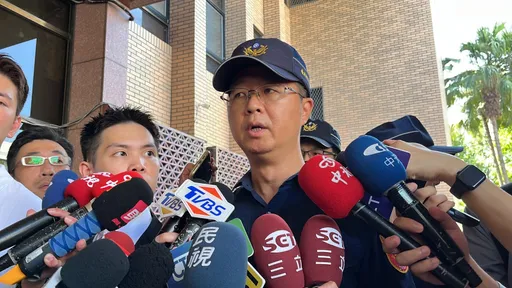 小草圍聚北檢違法!警方舉牌警告「為免引抗爭採柔性處理」