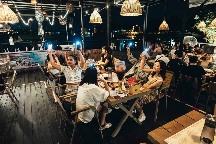 演唱會人潮並搭配食宿遊優惠及促銷活動，提升業者曝光度及商機。觀光局提供