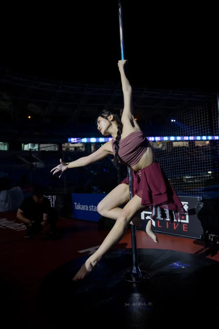 熊霓表演鋼管舞。樂天桃猿提供