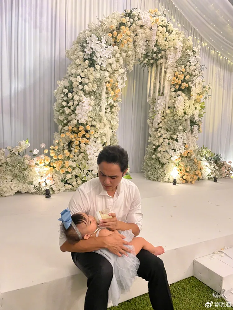 明道在喝喜酒空檔餵女兒喝奶。翻攝明道微博