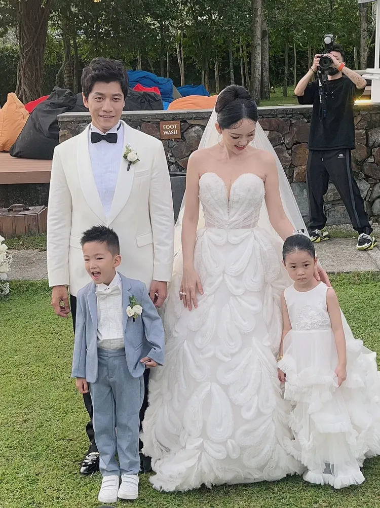 陳喬恩與Alan和兩個小花童合照。翻攝明道微博