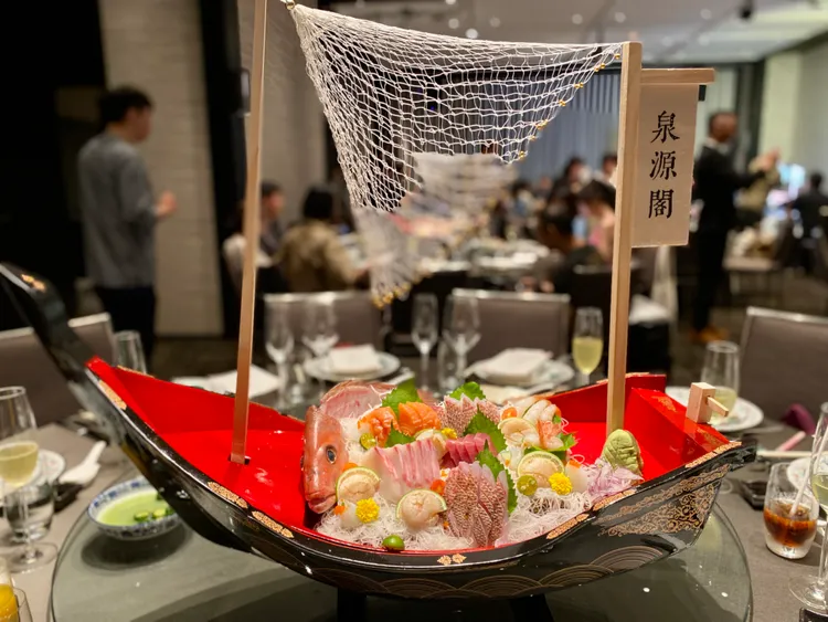 北投晶泉丰旅餐廳「泉源閣」將把在地辦桌料理加以呈現，可吃到氣派的大船入港生魚片。莊偉祺攝