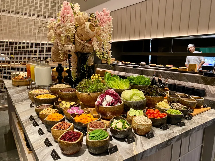 北投晶泉丰旅餐廳 「三燔北投」，有陽明山小農蔬果沙拉吧可吃到飽。莊偉祺攝