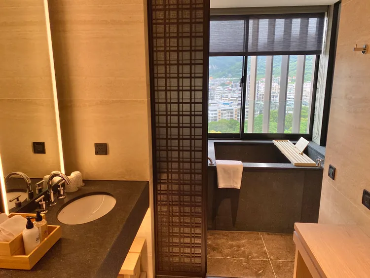 溫泉是飯店的主打重點，多數房間都擁有獨立雙湯池可看窗景。莊偉祺攝
