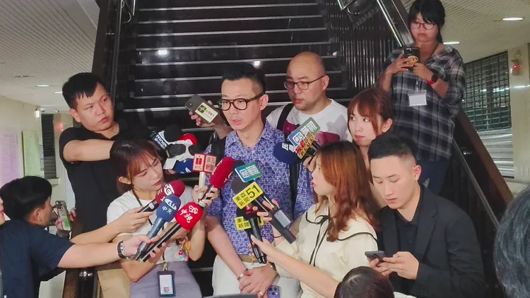 彭振聲辯護律師李岳洋說明狀況。張欽攝