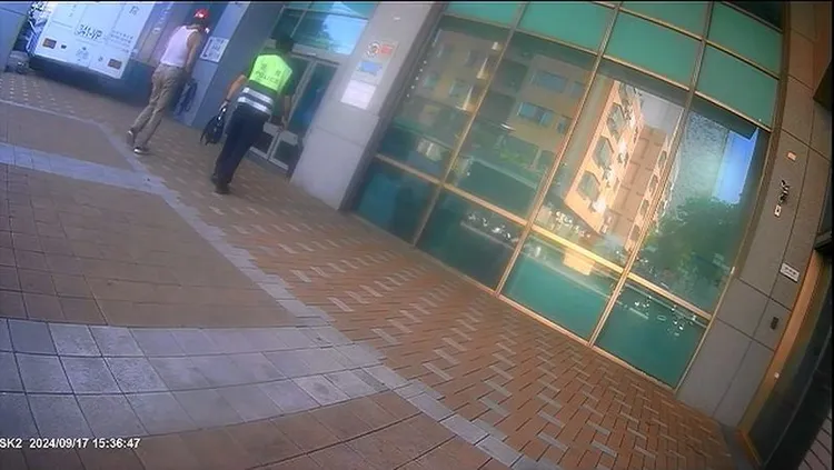警方陪同陳男進入醫院。民眾提供