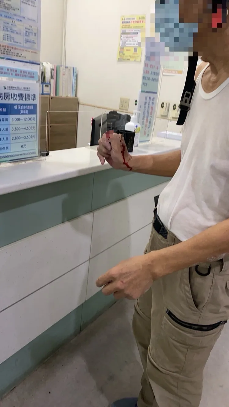 陳男抵達醫院時，斷指處鮮血直流。民眾提供