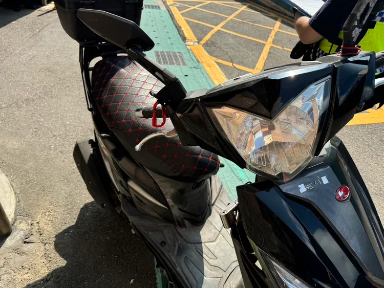 陳男機車受損。翻攝畫面