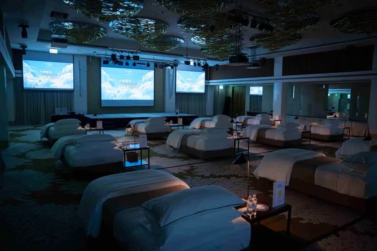 桃園大溪笠復威斯汀度假酒店舉辦首屆「天夢之床 24小時不睡覺挑戰賽」，邀請12名參賽者沉浸式體驗酒店紓眠環境。業者提供