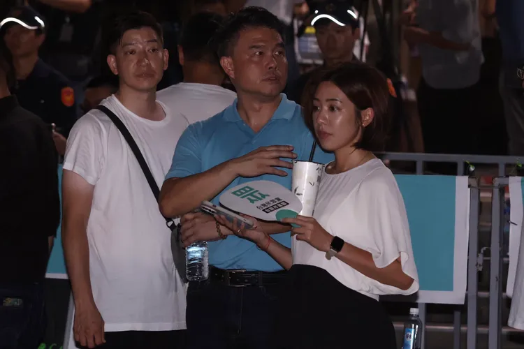 「學姐」黃靜瑩在北見外聲援柯文哲。彭欣偉攝