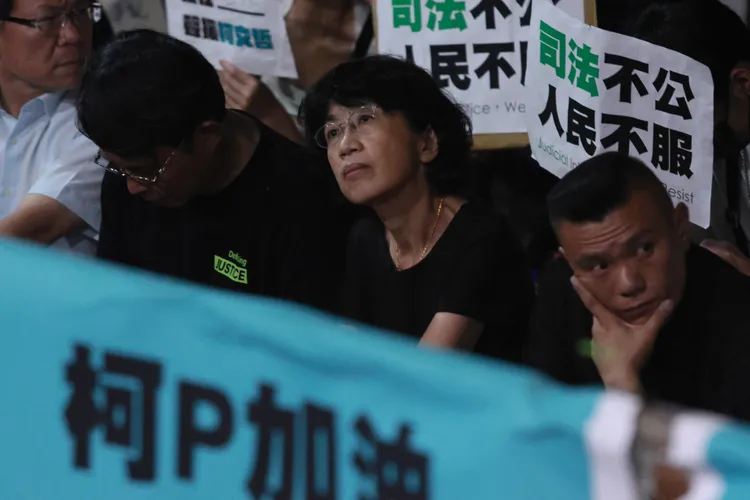 柯文哲妻子陳佩琪在北見外持續守候，終於盼得先生無保請回。彭欣偉攝