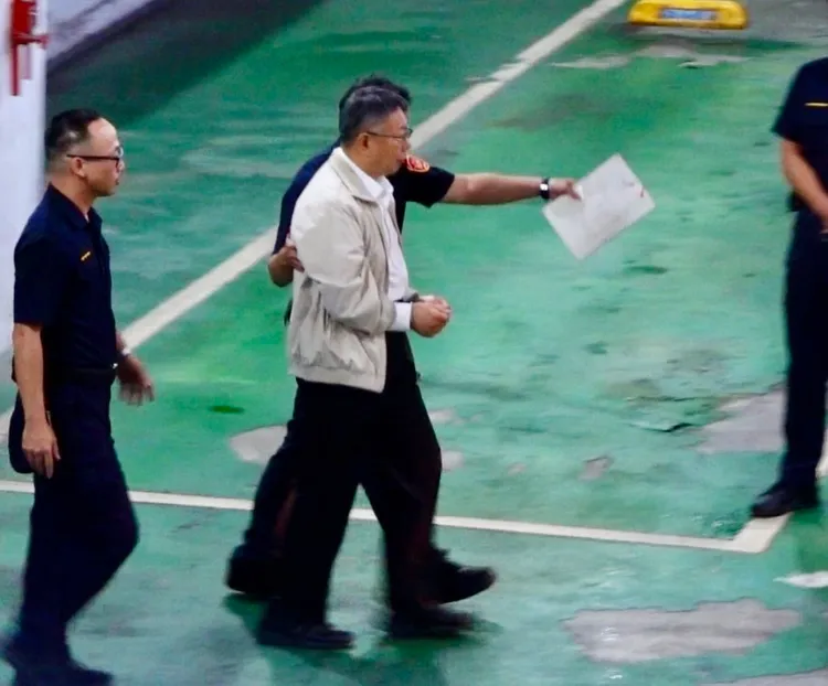 柯文哲上銬送往土城看守所。莊宗達攝