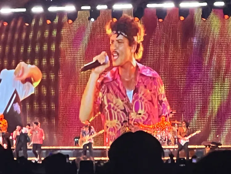 火星人布魯諾冒雨開唱。讀者提供