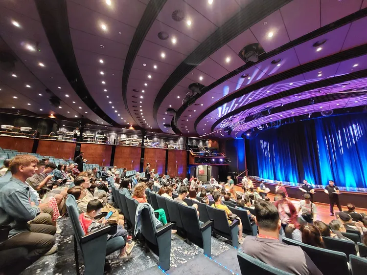 「Stardust Theater 劇院」不同於其他郵輪，表演完全免費，但內容絕不馬虎。（photo from FB社團/NCL挪威奮進號 郵輪 討論區）